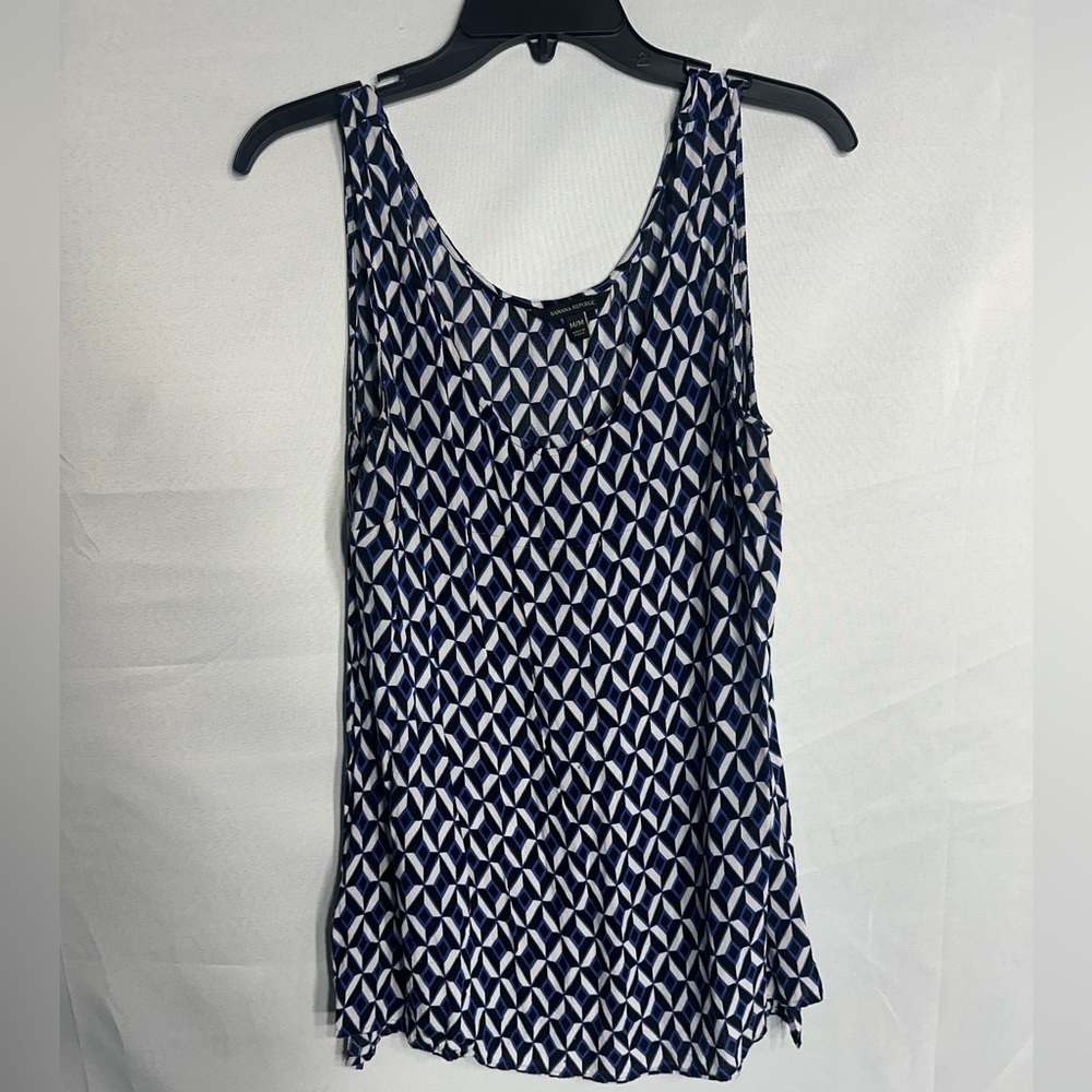 BANANA REPÚBLICGeometric Blue and White Top size 4 pre owned Exellent condition